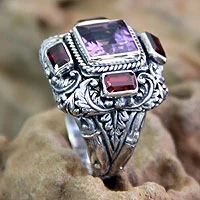 Ring mit mehreren Steinen aus Granat und Amethyst, „Temple Guardian“ – Cocktailring aus Amethyst und Granat aus Indonesien