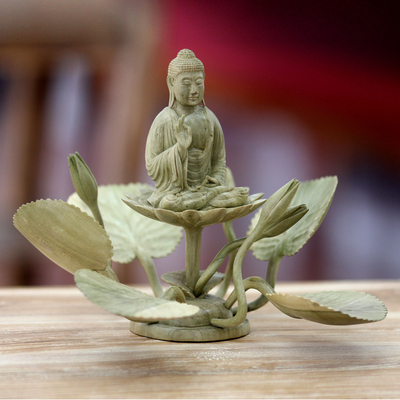 Holzskulptur, „Buddha auf einem Lotus“. - Hibiskus Holz Buddhismus Skulptur