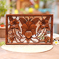 Panel de relieve de madera, 'Ramo de hibisco' - Panel de relieve de madera floral hecho a mano de Indonesia