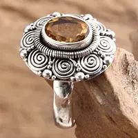 Anillo de flores de citrino, 'girasol balinés' - Anillo de cóctel de plata de ley y citrino de Indonesia