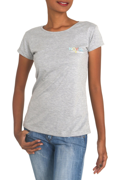 Baumwoll-T-Shirt, „Mission Novica in Misty Grey“ – Baumwoll-Logo-T-Shirt