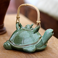 Tetera de cerámica, 'Madre Tortuga Marina' - Tetera de Cerámica Verde con Mango de Rattan