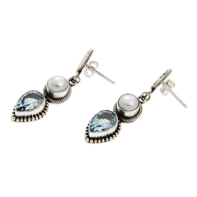 Pendientes colgantes de perlas cultivadas y topacio azul, 'Bright Moon' - Pendientes de perlas de plata de ley y topacio azul