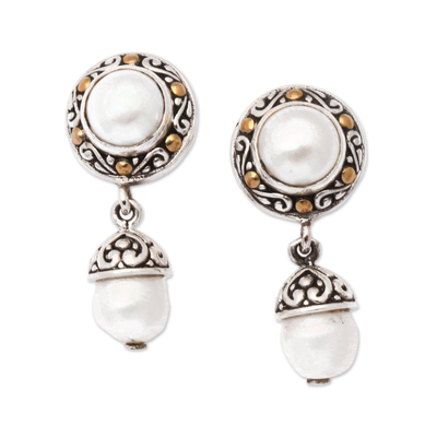 Pendientes colgantes de perlas cultivadas con acento dorado, 'Full Moon Splendor' - Pendientes hechos a mano de plata de ley y perlas