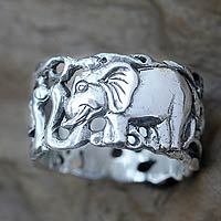 Anillo de banda de plata de ley para hombre, 'Elephant Romance' - Anillo de banda de plata de ley hecho a mano para hombre