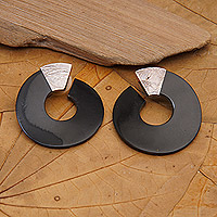 Ohrringe mit Knöpfen aus Büffelhorn, „Borneo Moon“ – Ohrringe mit Knöpfen aus Büffelhorn