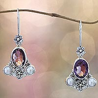 Pendientes colgantes de perlas cultivadas y amatista, 'Mystic Queen' - Pendientes colgantes de perlas cultivadas y amatista
