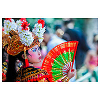 'legong dancer' - fotografía en color de retrato de bailarina ceremonial balinesa