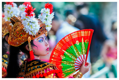 'Legong Dancer' - Porträt einer balinesischen Zeremonientänzerin in Farbe