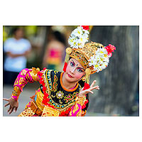 „Condong Dancer I“ – Farbfoto eines balinesischen Zeremonientänzers