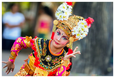 'Condong Dancer I' - Farbfoto eines balinesischen Zeremonientänzers