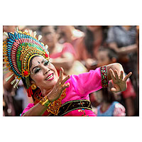 'Janger Lady' - Fotografía en color de un bailarín Janger ceremonial balinés