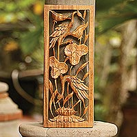 Panel de relieve de madera, 'Garzas en un estanque de lotos' - Panel de relieve de aves de madera de Suar hecho a mano