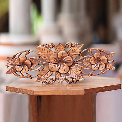 Panel en relieve de madera - Escultura de pared de flores de plumeria de Bali