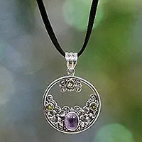 Peridot- und Amethyst-Blumenhalskette, „Frangipani-Mond“ – Peridot-Amethyst- und Sterlingsilber-Halskette Bali-Schmuck