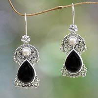 Zuchtperlen und Onyxblüten-Ohrringe, „Frangipani Nights“ – Perlen- und Onyx-Ohrringe, handgefertigter thailändischer Schmuck