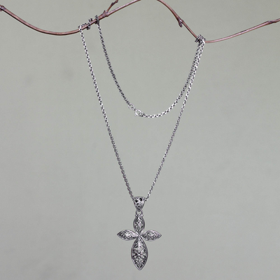 Halskette mit Anhänger aus Sterlingsilber - Handgefertigte Silberkreuz-Halskette im javanischen Stil