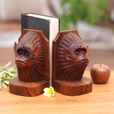 Buchstützen aus Holz, (Paar) - Von balinesischen Kunsthandwerkern gefertigte, signierte Orang-Utan-Buchstützen (Paar)