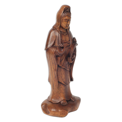 Holzstatuette „Beautiful Kwan Im“ – buddhistische Göttinnenskulptur, handgeschnitztes Holz