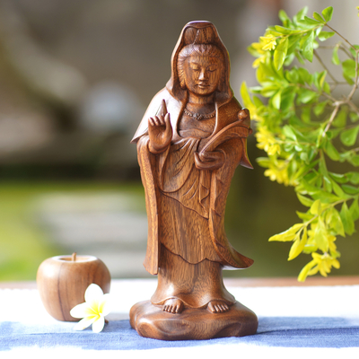 Holzstatuette „Beautiful Kwan Im“ – buddhistische Göttinnenskulptur, handgeschnitztes Holz