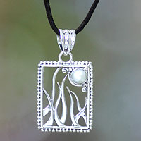 Collar colgante de perlas cultivadas, 'Nature's Moon' - Joyas artesanales de perlas y collares de plata esterlina