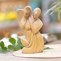 Estatuilla de madera, 'Tender Love' - Escultura romántica de madera de cocodrilo