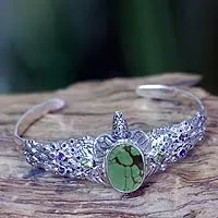 Manschettenarmband mit Amethyst und Peridot, „Türkis-Schildkröte“ – Balinesisches Schildkröten-Manschettenarmband