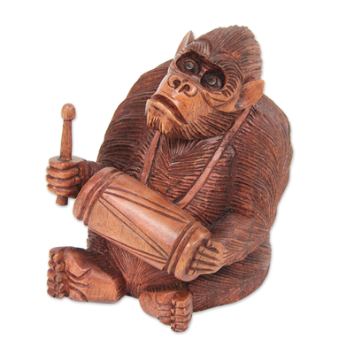 Holzstatuette, „Orang-Utan spielt den Kendhang“. - Handgeschnitzte Holzskulptur aus Bali