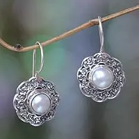 Aretes colgantes de perlas cultivadas - Aretes florales de perlas cultivadas hechos a mano