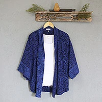 Batik-Kimono-Jacke, „Indigo Garden“ – Blaue javanische Batik-Rayon-Kimono-Jacke