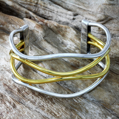 Manschettenarmband mit goldenem Akzent, 'Sunset Surf'. - Handgefertigtes Armband aus 18k Gold mit Akzent