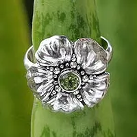 Anillo de flores de peridoto, 'Hibiscus' - Anillo de flores de peridoto balinés hecho a mano