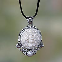 Collar con colgante de perlas cultivadas, 'Protector' - Collar de plata con perlas cultivadas y hueso tallado
