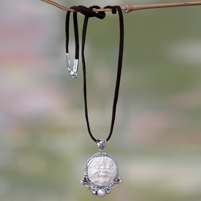 Collar con colgante de perlas cultivadas, 'Protector' - Collar de plata con perlas cultivadas y hueso tallado
