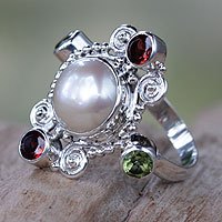 Anillo cóctel de perla cultivada y granate - Anillo de perla cultivada y granate elaborado artesanalmente con peridoto