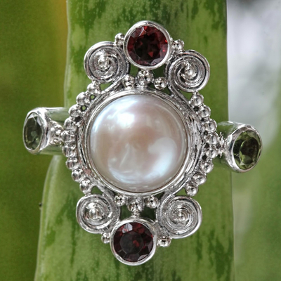Anillo cóctel de perla cultivada y granate - Anillo de perla cultivada y granate elaborado artesanalmente con peridoto
