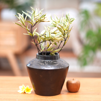 Dekorative Keramikvase - Vase aus javanischer schwarzer Terrakotta-Keramik mit Blattmotiv