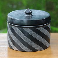 Tarro de cerámica, 'Zebra Swirl' - Tarro de cerámica negro con diseño de remolino hecho a mano en Indonesia