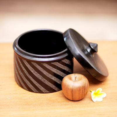 Jarra de cerámica - Frasco de cerámica negra con diseño de remolino hecho a mano en Indonesia