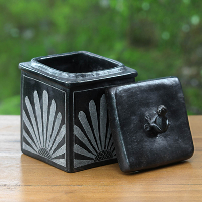 Keramik-Krug, 'Sonnenblumenfrosch'. - Quadratische Keramikdose mit Deckel aus fairem Handel aus Indonesien