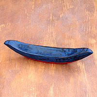 Holzfangkorb, „Vintage Blue Canoe“ – Blauer, handgeschnitzter Fangkorb mit balinesischem Bootsmotiv