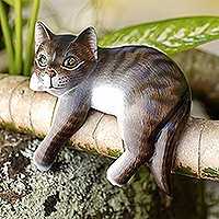 Escultura de madera, 'Gato atigrado se relaja' - Escultura de gato atigrado balinés firmada