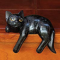 Escultura de madera, 'Black Cat Relaxes' - Escultura de gato negro balinés firmada