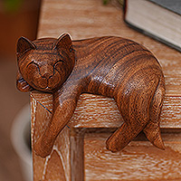 Escultura de madera, 'Gato sonriente se relaja' - Escultura de gato atigrado balinés firmada