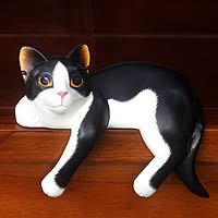 Holzskulptur „Tuxedo Cat Relaxes“ – signierte balinesische Smoking-Katzenskulptur