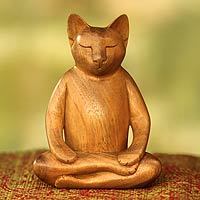 Holzskulptur „Ingwerkatze macht Yoga“ – Yoga-Katzenschnitzerei im Lotussitz