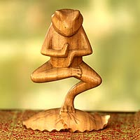 Escultura de madera, 'Yoga Tree Pose Frog' - Escultura de madera tallada a mano con tema animal