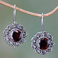 Granat-Ohrringe, „Singaraja Sunflower Red“ – Silber- und Granat-Sonnenblumen-Ohrringe aus Bali