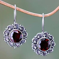 Granat-Ohrhänger, „Singaraja Sunflower Red“ – Silber- und Granat-Sonnenblumen-Ohrhänger aus Bali