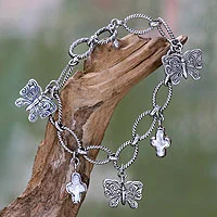 Pulsera con dijes de perlas cultivadas, 'Cruz Monarca' - Pulsera con dijes de mariposas de plata y perlas cultivadas